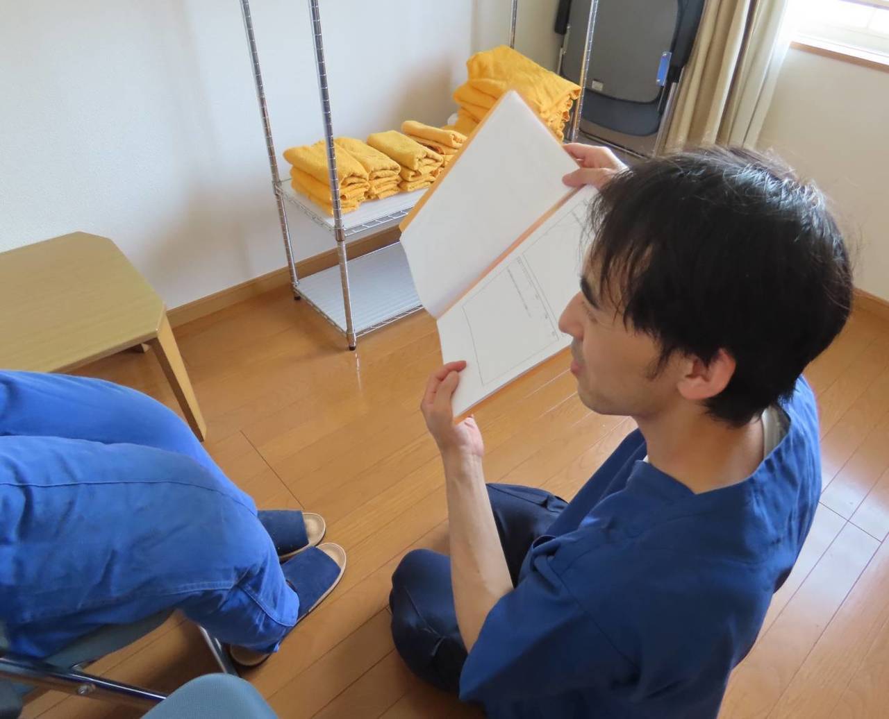 施術後の説明・通院計画提案している写真