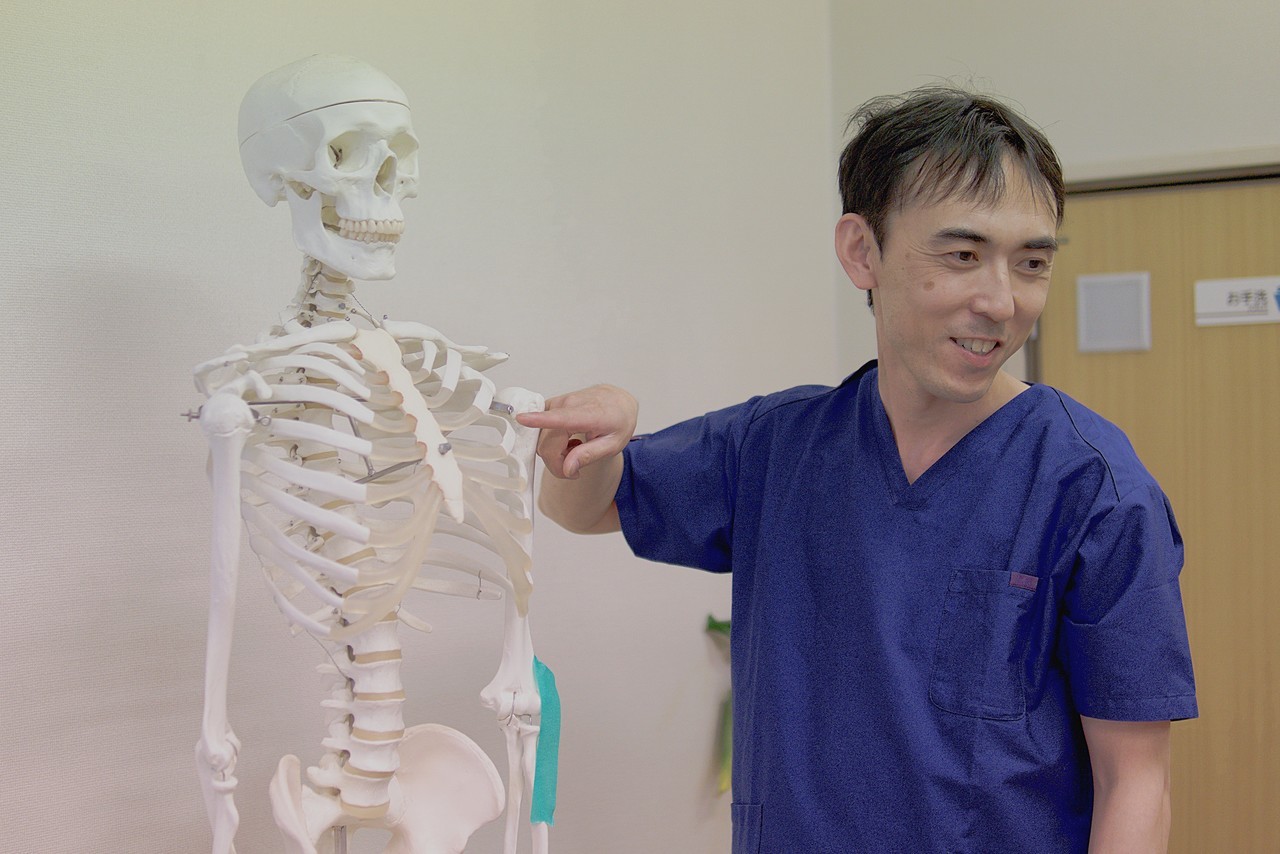 ご来店をお考えの方への説明している院長の写真