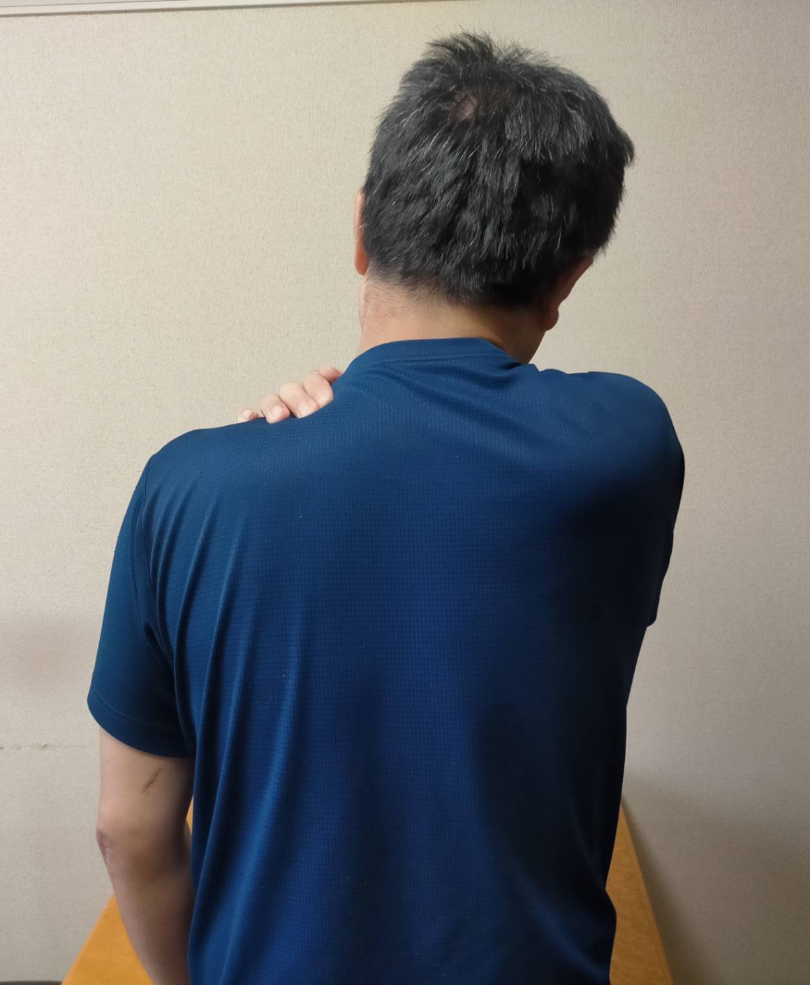 肩にチクチクする